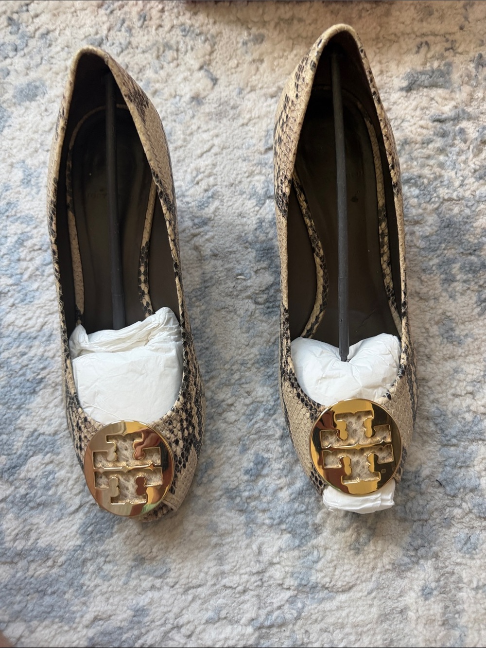 Tory Burch Natural Snake-Print Wedge Peep-Toe with Gold Logo - Picture 3 of 7